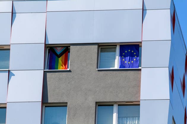 Plauen - Großdemo von Polizeibeamten gestoppt: Streit um Trommler, erstes Gerangel mit der Polizei 08.08.2026 ab 9 Uhr Plauen, Stadtgebiet Seit Samstagvormittag läuft in Plauen eine umfangreiche Versammlungslage mit einer Großdemonstration, mehreren Gegenprotesten und Autokorsos. Im Mittelpunkt steht die Demonstration der Initiative Projekt M1llion, für die im Vorfeld bis zu 10.000 Teilnehmer angemeldet worden waren. Nach der Auftaktkundgebung auf dem Albertplatz setzte sich der Demonstrationszug am frühen Nachmittag durch die Plauener Innenstadt in Bewegung. Entlang der Demonstrationsroute fanden beziehungsweise finden zugleich mehrere Gegenaktionen statt, die unter anderem von der SPD Südwestsachsen, der Linken und den vogtlÃ Copyright: xEHLxMediax 20260808_grossdemo-plauen_6