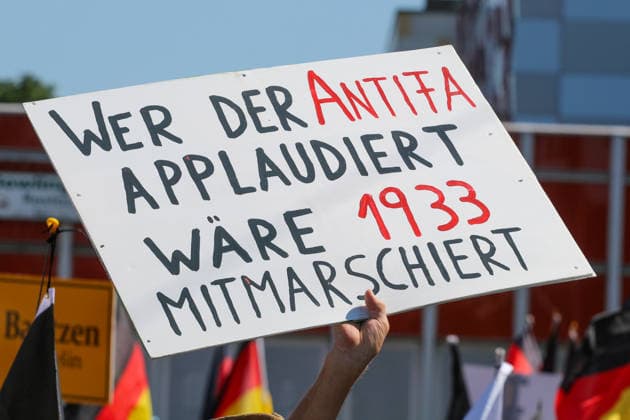 News Bilder des Tages Plauen - Großdemo von Polizeibeamten gestoppt: Streit um Trommler, erstes Gerangel mit der Polizei 08.08.2026 ab 9 Uhr Plauen, Stadtgebiet Seit Samstagvormittag läuft in Plauen eine umfangreiche Versammlungslage mit einer Großdemonstration, mehreren Gegenprotesten und Autokorsos. Im Mittelpunkt steht die Demonstration der Initiative Projekt M1llion, für die im Vorfeld bis zu 10.000 Teilnehmer angemeldet worden waren. Nach der Auftaktkundgebung auf dem Albertplatz setzte sich der Demonstrationszug am frühen Nachmittag durch die Plauener Innenstadt in Bewegung. Entlang der Demonstrationsroute fanden beziehungsweise finden zugleich mehrere Gegenaktionen statt, die unter anderem von der SPD Südwestsachsen, der Linken und den vogtlÃ Copyright: xEHLxMediax 20260808_grossdemo-plauen_40