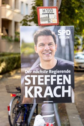 Wahl zum Abgeordnetenhaus, Wahlplakate in Berlin, 07.08.2026 Steffen Krach (SPD) - Kandidat für das Amt des Regierenden Bürgermeisters von Berlin - Wahlplakate der Parteien zur 20.Wahl des Abgeordnetenhauses von Berlin und den Bezirksverordnetenversammlungen, Berliner Stadtgebiet, Berlin, 07.8.26 Berlin Berliner Stadtgebiet Berlin Deutschland *** Election to the House of Representatives, campaign posters in Berlin, August 7, 2026: Steffen Krach, SPD candidate for the office of Governing Mayor of Berlin; election posters from the political parties for the 20th election to the Berlin House of Representatives and the district councils; Berlin city area, Berlin, August 7, 2026 Berlin, Berlin metropolitan area, Berlin, Germany Copyright: xHolgerxMuchx