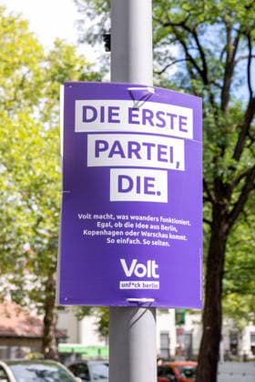 Wahl zum Abgeordnetenhaus, Wahlplakate in Berlin, 07.08.2026 Plakat Die erste Partei die. VOLT - Wahlplakate der Parteien zur 20.Wahl des Abgeordnetenhauses von Berlin und den Bezirksverordnetenversammlungen, Berliner Stadtgebiet, Berlin, 07.8.26 Berlin Berliner Stadtgebiet Berlin Deutschland *** Berlin House of Representatives Election, Election Posters in Berlin, August 7, 2026 Poster: The first party—VOLT. Election posters from the parties for the 20th election to the Berlin House of Representatives and the district councils, Berlin metropolitan area, Berlin, August 7, 2026, Berlin, Berlin metropolitan area, Berlin, Germany Copyright: xHolgerxMuchx