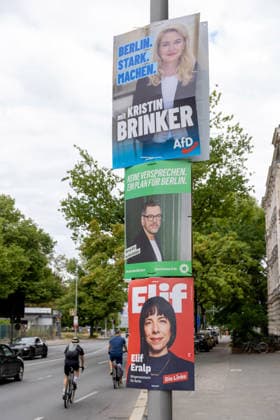 Wahl zum Abgeordnetenhaus, Wahlplakate in Berlin, 07.08.2026 Plakate der Kandidaten für das Amt des Regierenden Bürgermeisters von Berlin: Kristin Brinker (AfD), Werner Graf (Grüne) und Elif Eralp (Die Linke) - Wahlplakate der Parteien zur 20.Wahl des Abgeordnetenhauses von Berlin und den Bezirksverordnetenversammlungen, Berliner Stadtgebiet, Berlin, 07.8.26 Berlin Berliner Stadtgebiet Berlin Deutschland *** Election to the House of Representatives, campaign posters in Berlin, August 7, 2026 Posters of the candidates for the office of Governing Mayor of Berlin: Kristin Brinker (AfD), Werner Graf (Greens), and Elif Eralp (The Left). Election posters of the parties for the 20th election of the Berlin House of Representatives and the distri Copyright: xHolgerxMuchx