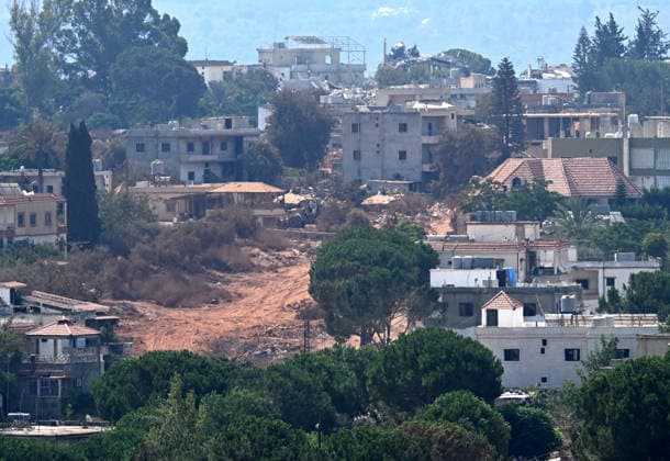 Israeli army enter Lebanon s Western Zawtar in violation of Framework Agreement WESTERN ZAWTAR, LEBANON - AUGUST 08: Israeli forces build an earthen berm at a location very close to where Lebanese army units are stationed after re-entering the southern town of Western Zawtar overnight violating the Framework Agreement reached between Israel and Lebanon that envisions a phased withdrawal, in Zawtar al-Sharqiyah, Lebanon on August 08, 2026. Houssam Shbaro Anadolu Western Zawtar Lebanon. Editorial use only. Please get in touch for any other usage.  Copyright: x2026xAnadoluxHoussamxShbarox