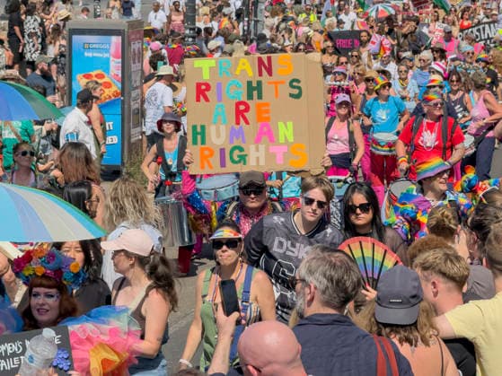 News Bilder des Tages August 8, 2026, Margate, Margate, UK: Margate, UK. Revellers take part in the annual Margate Pride event celebrating its momentous 10th anniversary with a grassroots, corporate-free, and inclusive community festival across Margate. Margate UK  - ZUMAl94_ 20260808_zaf_l94_031 Copyright: xRayxTangx