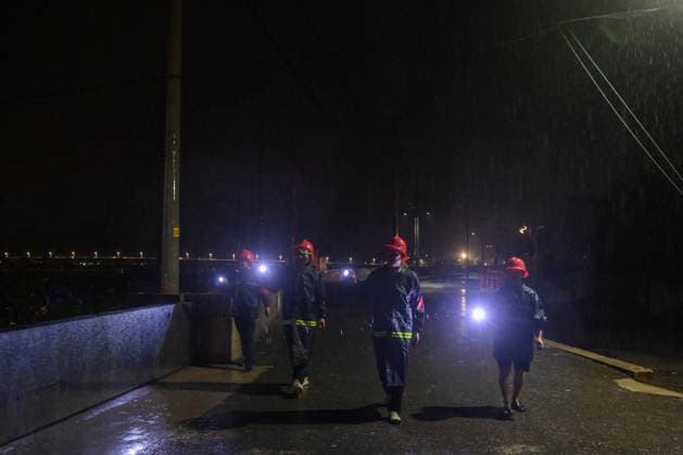 News Bilder des Tages (260808) -- WENZHOU, Aug. 8, 2026 -- Volunteers patrol along the banks in Leqing, Wenzhou, east China s Zhejiang Province, Aug. 8, 2026. Coastal areas of eastern China were bracing for strong winds and torrential rain as Typhoon Dolphin approached, prompting authorities to recall fishing boats, suspend ferry services and prepare for evacuations. China s meteorological authority on Saturday upgraded its emergency response for Dolphin to Level III and raised the typhoon warning from yellow to orange. ) CHINA-ZHEJIANG-TYPHOON DOLPHIN-PREVENTION (CN) JiangxHan 