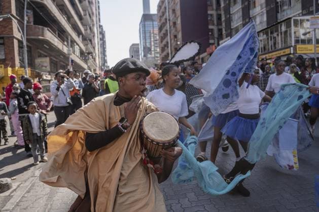 Hey Hillbrow, Let s Dlala Festival in South Africa JOHANNESBURG, SOUTH AFRICA - AUGUST 8: Young performers in bird-inspired costumes dance through the streets during the annual Hey Hillbrow, Let s Dlala street arts festival in the Hillbrow neighborhood of Johannesburg, South Africa, on August 8, 2026. Centered around this year s theme Arise, the community event brought together more than 350 children and local artists to present vibrant music, dance, and theater performances celebrating youth empowerment and cultural expression. Ihsaan Haffejee Anadolu Johannesburg South Africa. Editorial use only. Please get in touch for any other usage.  Copyright: x2026xAnadoluxIhsaanxHaffejeex