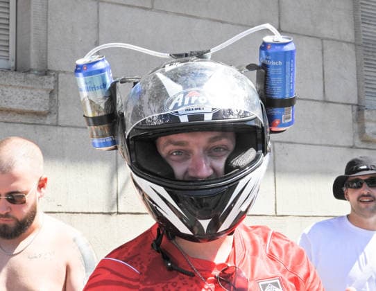 08.08.2026 Schweiz Zuerich Street Parade.Bild 33.Street Parade, Raver mit Motorradhelm und Bierdosen *** August 8, 2026, Switzerland, Zurich, Street Parade, Photo 33: Street Parade, raver wearing a motorcycle helmet and holding beer cans 