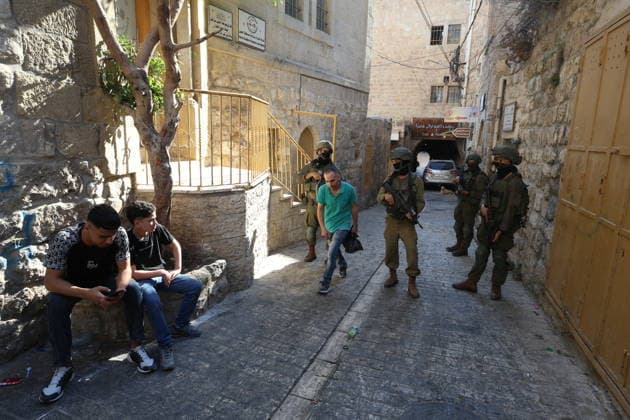 Israeli settlers, protected by Israeli forces, raid West Bank s Hebron HEBRON, WEST BANK, PALESTINE - AUGUST 08: Israeli forces block entrances and exits with iron barriers, restricting Palestinians movement during raid accompanied by Israeli settlers in Hebron, West Bank, Palestine on August 08, 2026. Wisam Hashlamoun Anadolu Hebron West Bank. Editorial use only. Please get in touch for any other usage.  Copyright: x2026xAnadoluxWisamxHashlamounx