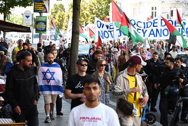 Pro-Palestinian rally in Berlin BERLIN, GERMANY - AUGUST 08: A man walks with an Israeli flag while police take security measures as protesters gather and march through the streets during a pro-Palestinian demonstration in Berlin, Germany, on August 08, 2026. Participants carried banners and flags to express solidarity with the Palestinian people and call for an immediate end to the war in Gaza. Volodymyr Sindieiev Anadolu Berlin Germany. Editorial use only. Please get in touch for any other usage.  Copyright: x2026xAnadoluxVolodymyrxSindieievx