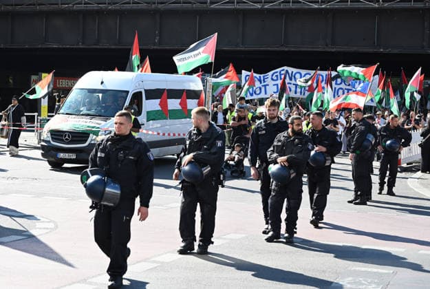 Pro-Palestinian rally in Berlin BERLIN, GERMANY - AUGUST 08: Police take security measures as protesters gather and march through the streets during a pro-Palestinian demonstration in Berlin, Germany, on August 08, 2026. Participants carried banners and flags to express solidarity with the Palestinian people and call for an immediate end to the war in Gaza. Volodymyr Sindieiev Anadolu Berlin Germany. Editorial use only. Please get in touch for any other usage.  Copyright: x2026xAnadoluxVolodymyrxSindieievx