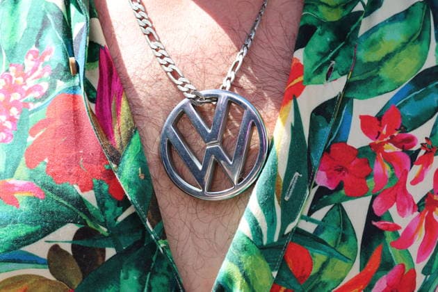 08.08.2026 Schweiz Zuerich 33. Street Parade.Bild ,Raver mit VW Emblem ,Volkswagen Halskette. *** August 8, 2026, Zurich, Switzerland, 33rd Street Parade: Photo of a raver wearing a VW emblem and a Volkswagen necklace 