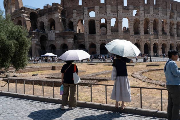 Rome Swelters in Historic Summer Heatwave - Rome Tourists and locals seek shade near iconic landmarks and cool off at public fountains as temperatures surge across Rome, Italy on August 8, 2026, during an intense heatwave. Photo by Andrea Bracaglia ABACAPRESS.COM Rome Italy Rome Italy Italy  Copyright: xBracagliaxAndrea ABACAx
