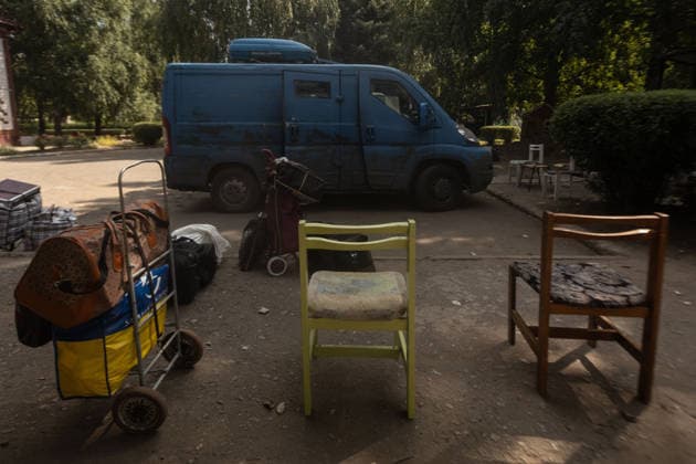 Mass evacuations of residents in Kramatorsk KRAMATORSK, UKRAINE - AUGUST 08: Luggage belonging to local residents sits near an armored van prior to evacuation from Kramatorsk, Ukraine, on August 08, 2026. Francisco Richart Anadolu Kramatorsk Ukraine. Editorial use only. Please get in touch for any other usage.  Copyright: x2026xAnadoluxFranciscoxRichartx