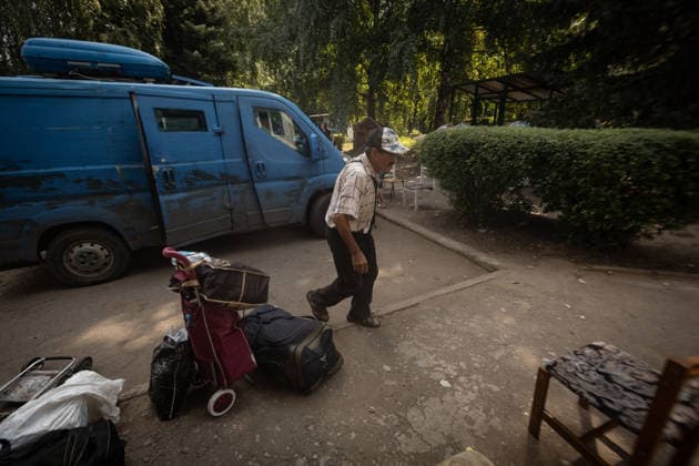 Mass evacuations of residents in Kramatorsk KRAMATORSK, UKRAINE - AUGUST 08: A resident walks past luggage and an armored van at an evacuation point in Kramatorsk, Ukraine, on August 08, 2026. Francisco Richart Anadolu Kramatorsk Ukraine. Editorial use only. Please get in touch for any other usage.  Copyright: x2026xAnadoluxFranciscoxRichartx