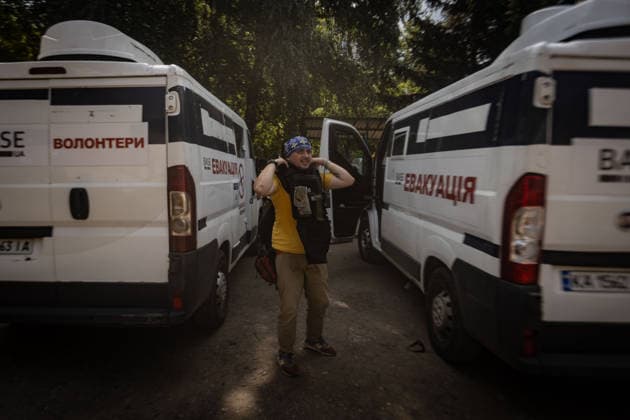 Mass evacuations of residents in Kramatorsk KRAMATORSK, UKRAINE - AUGUST 08: A volunteer puts on a bulletproof vest before carrying out an evacuation of residents in Kramatorsk, Ukraine, on August 08, 2026. Francisco Richart Anadolu Kramatorsk Ukraine. Editorial use only. Please get in touch for any other usage.  Copyright: x2026xAnadoluxFranciscoxRichartx