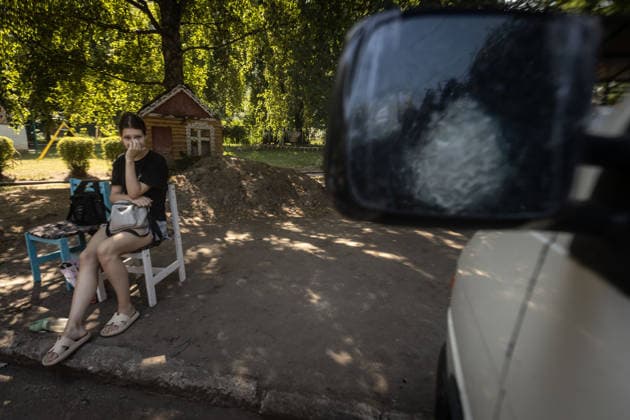 Mass evacuations of residents in Kramatorsk KRAMATORSK, UKRAINE - AUGUST 08: A teenage girl sits in a chair at a evacuation point, waiting to be evacuated from Kramatorsk, Ukraine, on August 08, 2026. Francisco Richart Anadolu Kramatorsk Ukraine. Editorial use only. Please get in touch for any other usage.  Copyright: x2026xAnadoluxFranciscoxRichartx