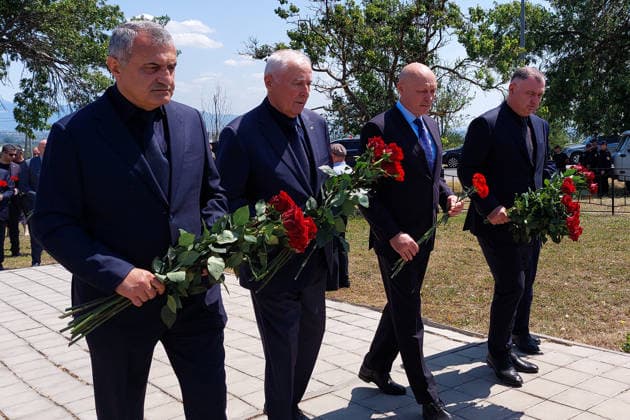 SOUTH OSSETIA, TSKHINVAL - AUGUST 8, 2026: South Ossetia û President Alan Gagloyev (R) and Russia s Ambassador to South Ossetia Marat Kulakhmetov (2nd R) take part in a flower laying ceremony at the monument marking the site where defenders of Tskhinval were killed during Georgia s aggression against South Ossetia in 2008. Alyona Tedeyeva TASS  95914400