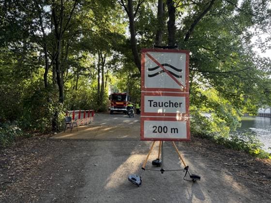 Brückenspringer mutmaßlich nach sprung nicht mehr aufgetaucht - Großeinsatz am Rhein-Herne Kanal - Nähe der Cranger Kirmes - Recklinghäuser Straßenbrücke 7aIMG: 0568844 Brückenspringer mutmaßlich nach sprung nicht mehr aufgetaucht - Großeinsatz am Rhein-Herne Kanal - Nähe der Cranger Kirmes - Recklinghäuser StraßenbrückeNordrhein-Westfalen, Herne *** Bridge Jumper Presumed Not to Have Resurfaced After Jump; Major Search Operation on the Rhine-Herne Canal Near the Cranger Kirmes Recklinghausen Road Bridge 7aIMG 0568844 Bridge Jumper Presumed Not to Have Resurfaced After Jump; Major Search Operation on the Rhine-Herne Canal near the Cranger Kirmes and the Recklinghausen road bridge, North Rhine-Westphalia, Herne Copyright: 7aktuell.dex xMarcxGruber 0568844 20260808_7a_express_20260808_9604_568844
