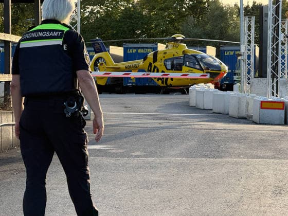 Brückenspringer mutmaßlich nach sprung nicht mehr aufgetaucht - Großeinsatz am Rhein-Herne Kanal - Nähe der Cranger Kirmes - Recklinghäuser Straßenbrücke 7aIMG: 0568864 Brückenspringer mutmaßlich nach sprung nicht mehr aufgetaucht - Großeinsatz am Rhein-Herne Kanal - Nähe der Cranger Kirmes - Recklinghäuser StraßenbrückeNordrhein-Westfalen, Herne *** Bridge Jumper Presumed Not to Have Resurfaced After Jump; Major Search Operation on the Rhine-Herne Canal Near the Cranger Kirmes Recklinghausen Road Bridge 7aIMG 0568864 Bridge Jumper Presumed Not to Have Resurfaced After Jump; Major Search Operation on the Rhine-Herne Canal near the Cranger Kirmes and the Recklinghausen road bridge, North Rhine-Westphalia, Herne Copyright: 7aktuell.dex xMarcxGruber 0568864 20260808_7a_express_20260808_9604_568864