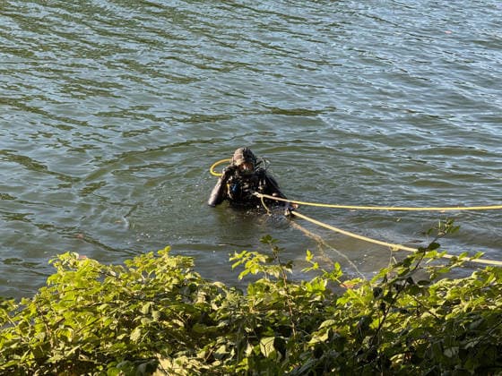 Brückenspringer mutmaßlich nach sprung nicht mehr aufgetaucht - Großeinsatz am Rhein-Herne Kanal - Nähe der Cranger Kirmes - Recklinghäuser Straßenbrücke 7aIMG: 0568868 Brückenspringer mutmaßlich nach sprung nicht mehr aufgetaucht - Großeinsatz am Rhein-Herne Kanal - Nähe der Cranger Kirmes - Recklinghäuser StraßenbrückeNordrhein-Westfalen, Herne *** Bridge Jumper Presumed Not to Have Resurfaced After Jump; Major Search Operation on the Rhine-Herne Canal Near the Cranger Kirmes Recklinghausen Road Bridge 7aIMG 0568868 Bridge Jumper Presumed Not to Have Resurfaced After Jump; Major Search Operation on the Rhine-Herne Canal near the Cranger Kirmes and the Recklinghausen road bridge, North Rhine-Westphalia, Herne Copyright: 7aktuell.dex xMarcxGruber 0568868 20260808_7a_express_20260808_9604_568868