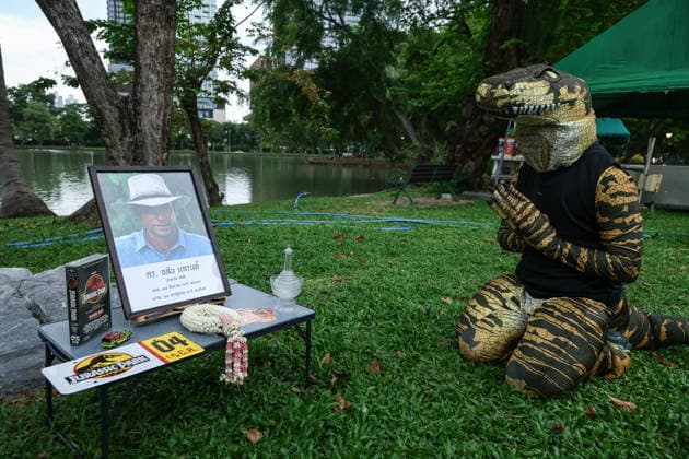 News Bilder des Tages Thai mourners perform traditional water-pouring ritual for Dr. Alan Grant in Bangkok, Thailand - 08 Aug 2026 A person in water monitor costume prays at Dr. Alan Grant’s funeral. Thai people gathered to pray and perform a traditional water-pouring ritual to pay tribute to Dr. Alan Grant, a ceremony believed to dedicate merit to the deceased, in Bangkok, Thailand. Bangkok Thailand Copyright: xNattaphonxPhanphongsanonx xSOPAxImagesx NATTAPHON_Funeral of Dr. Alan Grant_12
