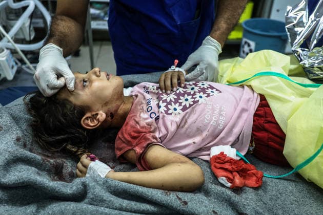 News Bilder des Tages Nine Palestinians were injured by fire from the Israeli army in Gaza KHAN YUNIS, GAZA, PALESTINE - AUGUST 08: (EDITORS NOTE: Image depicts graphic content) Thirteen-year-old Saba al-Hashash, injured in the neck by Israeli fire, receives emergency medical treatment at Nasser Hospital in Khan Yunis, southern Gaza Strip, Palestine on August 08, 2026. At least nine Palestinians, including four children, were injured after Israeli forces opened fire on civilians in the area. Abed Rahim Khatib Anadolu Khan Yunis Gaza. Editorial use only. Please get in touch for any other usage.  Copyright: x2026xAnadoluxAbedxRahimxKhatibx