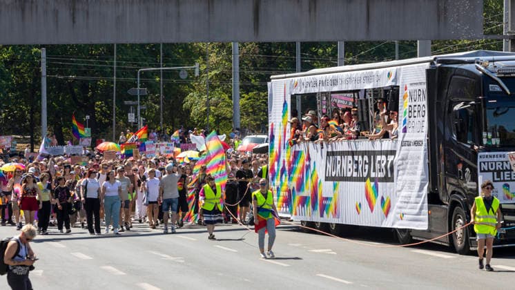 Reportage 08.08.2026 Die Demo zum CSD 2026 in Nürnberg am Samstag durch die Nürnberger Innenstadt, Motto: Nürnberg Liebt!, Der erste Wagen vom Förderverein mit dem Motto Nürnberg Liebt! Nürnberg Bayern Deutschland *** Report, August 8, 2026: The 2026 CSD parade in Nuremberg on Saturday wound its way through downtown Nuremberg under the slogan Nuremberg Loves. The first float from the support association bore the slogan Nuremberg Loves Nuremberg, Bavaria, Germany.