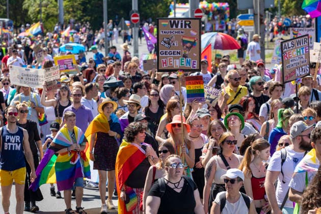 Reportage 08.08.2026 Die Demo zum CSD 2026 in Nürnberg am Samstag durch die Nürnberger Innenstadt, Motto: Nürnberg Liebt!, Auch diese Jahr waren wieder vele Schilder gemalt und gestaltet worden, es ist eine Demo Nürnberg Bayern Deutschland *** Report, August 8, 2026: The 2026 CSD parade in Nuremberg took place on Saturday through downtown Nuremberg, with the slogan Nuremberg Loves. Once again this year, many signs had been painted and designed; it is a parade in Nuremberg, Bavaria, Germany.