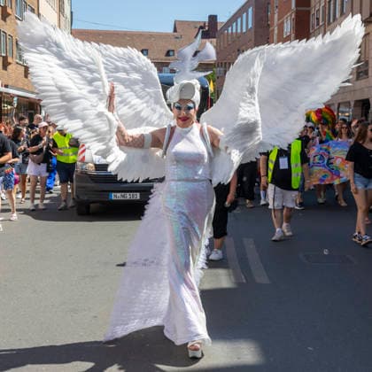Reportage 08.08.2026 Die Demo zum CSD 2026 in Nürnberg am Samstag durch die Nürnberger Innenstadt, Motto: Nürnberg Liebt!, Ein Hingucker, der Engel ganz in Weiß Nürnberg Bayern Deutschland *** Report, August 8, 2026: The 2026 CSD parade in Nuremberg on Saturday wound its way through downtown Nuremberg under the slogan Nuremberg Loves. A real eye-catcher: the angel dressed entirely in white. Nuremberg, Bavaria, Germany