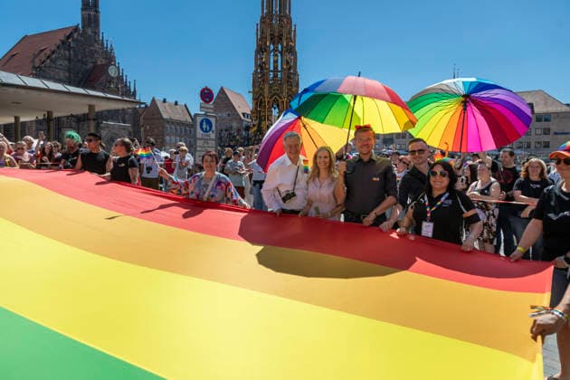 Reportage 08.08.2026 Die Demo zum CSD 2026 in Nürnberg am Samstag durch die Nürnberger Innenstadt, Motto: Nürnberg Liebt!, Der Oberbürgermeister Marcus König mit Regenbogenfahne vor Schönem Brunnen, Hauptmarkt und Frauenkirche Nürnberg Bayern Deutschland *** Report, August 8, 2026: The 2026 CSD parade in Nuremberg on Saturday through downtown Nuremberg, with the slogan Nuremberg Loves. Mayor Marcus König with a rainbow flag in front of the Schöner Brunnen, the Hauptmarkt, and the Frauenkirche in Nuremberg, Bavaria, Germany