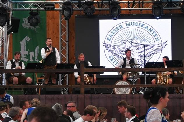 Nach dem Oktoberfest ist das Gäubodenvolksfest in Straubing das bekannteste Volksfest in Bayern. Der Vergnügungspark umfasst rund 130 Fahrgeschäfte. Kirmes-Besucher beim Jahrmarkt auf dem Rummel. Foto: Die Kaiser Musikanten bzw. Kaisermusikanten - Kapelle aus Österreich spielen Volksmusik im Dengler-Festzelt. *** After Oktoberfest, the Gäubodenvolksfest in Straubing is the most famous folk festival in Bavaria. The amusement park features around 130 rides. Fairgoers at the fairground. Photo: The Kaiser Musikanten (or Kaisermusikanten) band from Austria plays folk music in the Dengler festival tent.