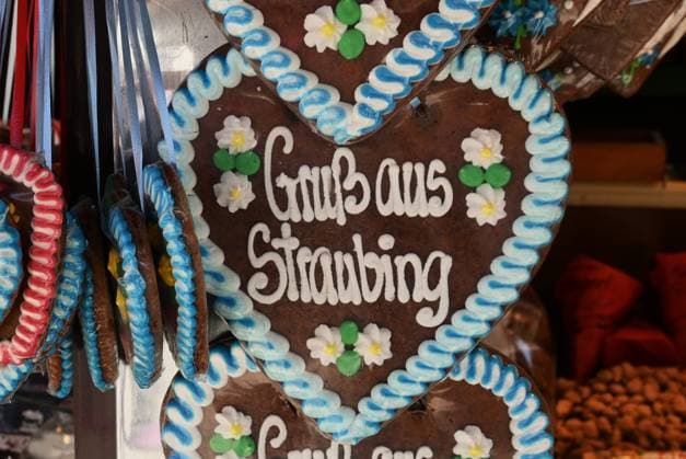 News Bilder des Tages Nach dem Oktoberfest ist das Gäubodenvolksfest in Straubing das bekannteste Volksfest in Bayern. Der Vergnügungspark umfasst rund 130 Fahrgeschäfte. Kirmes-Besucher beim Jahrmarkt auf dem Rummel. Foto: Lebkuchenherz - Gruss aus Straubing *** After Oktoberfest, the Gäubodenvolksfest in Straubing is the most famous folk festival in Bavaria. The amusement park features around 130 rides. Fairgoers at the fairground. Photo: Gingerbread heart—Greetings from Straubing