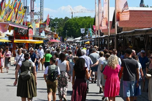 Nach dem Oktoberfest ist das Gäubodenvolksfest in Straubing das bekannteste Volksfest in Bayern. Der Vergnügungspark umfasst rund 130 Fahrgeschäfte. Kirmes-Besucher beim Jahrmarkt auf dem Rummel. Foto: Menschen-Trubel, Festplatz am Hagen. *** After Oktoberfest, the Gäubodenvolksfest in Straubing is the most famous folk festival in Bavaria. The amusement park features around 130 rides. Fairgoers at the fairgrounds, people, hustle and bustle, festival grounds at Hagen