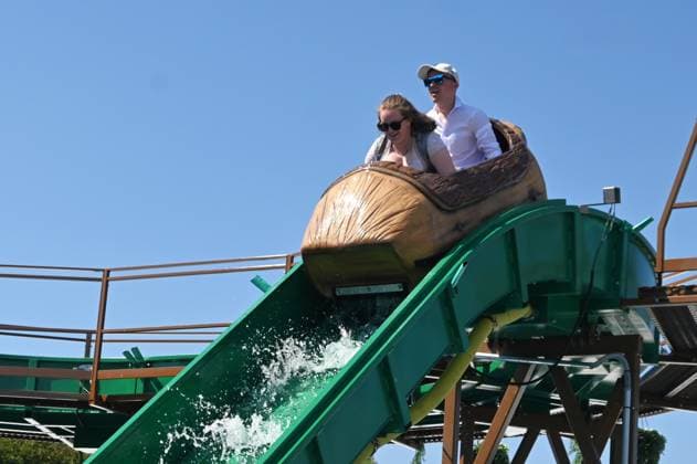 Nach dem Oktoberfest ist das Gäubodenvolksfest in Straubing das bekannteste Volksfest in Bayern. Der Vergnügungspark umfasst rund 130 Fahrgeschäfte. Kirmes-Besucher beim Jahrmarkt auf dem Rummel. Foto: Verdora Island, mobile Wasserbahn. *** After Oktoberfest, the Gäubodenvolksfest in Straubing is the most famous folk festival in Bavaria. The amusement park features around 130 rides. Fairgoers at the fairground. Photo: Verdora Island, mobile water ride