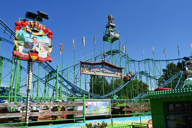 Nach dem Oktoberfest ist das Gäubodenvolksfest in Straubing das bekannteste Volksfest in Bayern. Der Vergnügungspark umfasst rund 130 Fahrgeschäfte. Kirmes-Besucher beim Jahrmarkt auf dem Rummel. Foto: Vorlop Alpen Coaster, Achterbahn. *** After Oktoberfest, the Gäubodenvolksfest in Straubing is the most famous folk festival in Bavaria. The amusement park features around 130 rides. Fairgoers at the fairground. Photo: Vorlop Alpen Coaster, roller coaster