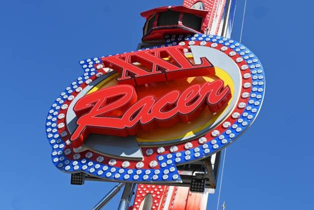 Nach dem Oktoberfest ist das Gäubodenvolksfest in Straubing das bekannteste Volksfest in Bayern. Der Vergnügungspark umfasst rund 130 Fahrgeschäfte. Kirmes-Besucher beim Jahrmarkt auf dem Rummel. Foto: XXL Racer, Fahrgeschäft. *** After Oktoberfest, the Gäubodenvolksfest in Straubing is the most famous folk festival in Bavaria. The amusement park features around 130 rides. Fairgoers at the fairground. Photo: XXL Racer, ride