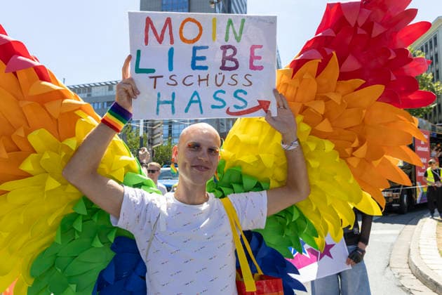 Die Ruhrpride 2026 in Essen. 08.08.2026, EU, DEU, Deutschland, Nordrhein-Westfalen, Essen: Nach dem Anschlag in Berlin fand die Ruhr Pride bzw. der CSD unter dem inoffiziellen Motto Jetzt erst recht statt. Wie in den letzten Jahren zog die Demonstration vom Messeparkplatz in Rüttenscheid am Bahnhof vorbei zum Kennedyplatz in der Innenstadt. An der Spitze der Demonstration mit mehreren 1000 Personen stand der CDU-Oberbürgermeister Thomas Kufen. EU, DEU, Germany, North Rhine-Westphalia, Essen: Following the attack in Berlin, Ruhr Pride or the CSD took place under the unofficial slogan ˜Now more than ever™. As in previous years, the march set off from the exhibition centre car park in Rüttenscheid, passed the railway stat