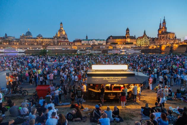 08.08.2026 - Konzert von Schlagersänger Roland Kaiser. Tausende Fans verfolgen den Auftritt bei der Kaisermania am Elbufer Dresden Sachsen Deutschland *** August 8, 2026: Concert by pop singer Roland Kaiser. Thousands of fans watch the performance at Kaisermania on the banks of the Elbe in Dresden, Saxony, Germany