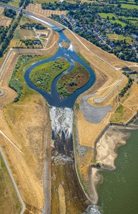 Luftbild, neu Emschermündung bei Niedrigwasser, Dinslaken und Voerde, historisches Niedrigwasser am Rhein, Orsoy, Rheinberg, Ruhrgebiet, Nordrhein-Westfalen, Deutschland !ACHTUNGxMINDESTHONORARx60xEURO! *** Aerial view, recent photo of the Ems estuary at low water, Dinslaken and Voerde; historical low water levels on the Rhine, Orsoy, Rheinberg, the Ruhr region, North Rhine-Westphalia, Germany. ATTENTION: MINIMUM FEE: 60 EUR