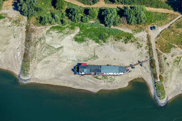 Luftbild, trocken gefallenes Wohnschiff in Hamm, historisches Niedrigwasser am Rhein, Grimlinghausen, Neuss, Ruhrgebiet, Nordrhein-Westfalen, Deutschland !ACHTUNGxMINDESTHONORARx60xEURO! *** Aerial view of a houseboat that has run aground in Hamm; historic low water levels on the Rhine; Grimlinghausen, Neuss, Ruhr region, North Rhine-Westphalia, Germany ATTENTION: MINIMUM FEE: 60 EUR