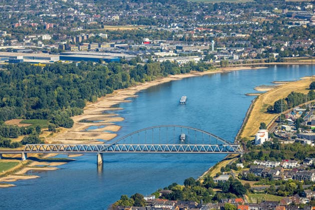Luftbild, Hammer Eisenbahnbrücke, historisches Niedrigwasser am Rhein, Volmerswerth, Düsseldorf, Ruhrgebiet, Nordrhein-Westfalen, Deutschland !ACHTUNGxMINDESTHONORARx60xEURO! *** Aerial view, Hammer Railroad Bridge, historic low water level on the Rhine, Volmerswerth, Düsseldorf, Ruhr Region, North Rhine-Westphalia, Germany ATTENTION: MINIMUM FEE: 60 EUR