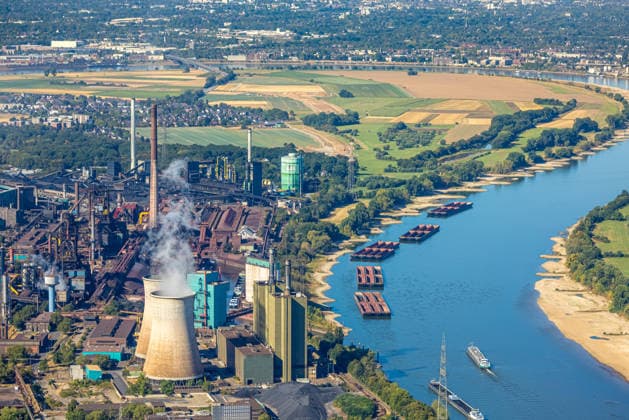 Luftbild, historisches Niedrigwasser am Rhein, parkende Leichter bei den HKM in Dusisburg, Wanheim-Angerhausen, Duisburg, Ruhrgebiet, Nordrhein-Westfalen, Deutschland !ACHTUNGxMINDESTHONORARx60xEURO! *** Aerial view, historic low water level on the Rhine, barges moored at HKM in Dusisburg, Wanheim Angerhausen, Duisburg, Ruhr region, North Rhine-Westphalia, Germany ATTENTION: MINIMUM FEE: 60 EUR
