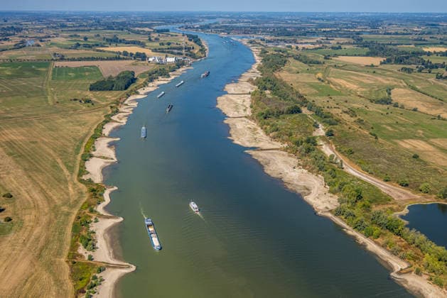 Luftbild, historisches Niedrigwasser am Rhein, Hurendeich, Kleve, Ruhrgebiet, Nordrhein-Westfalen, Deutschland !ACHTUNGxMINDESTHONORARx60xEURO! *** Aerial view, historic low water level on the Rhine, Hurendeich, Kleve, Ruhr region, North Rhine-Westphalia, Germany ATTENTION: MINIMUM FEE: 60 EUR