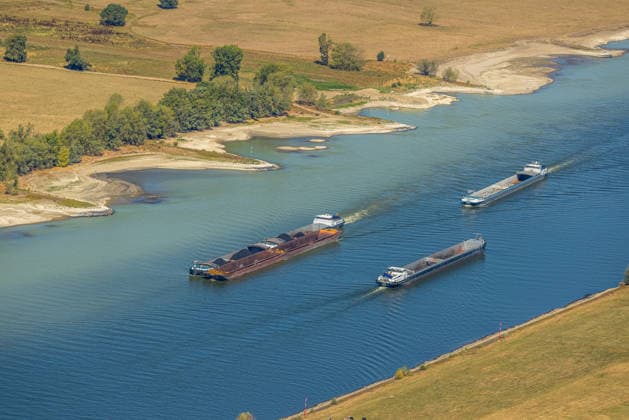 Luftbild, historisches Niedrigwasser am Rhein, Ork, Voerde, Ruhrgebiet, Nordrhein-Westfalen, Deutschland, zum Teil beladene Binnenfrachtschiffe !ACHTUNGxMINDESTHONORARx60xEURO! *** Aerial view, historic low water level on the Rhine, Ork, Voerde, Ruhr region, North Rhine-Westphalia, Germany, inland cargo ships, some of which are loaded. ATTENTION: MINIMUM FEE: 60 EUR