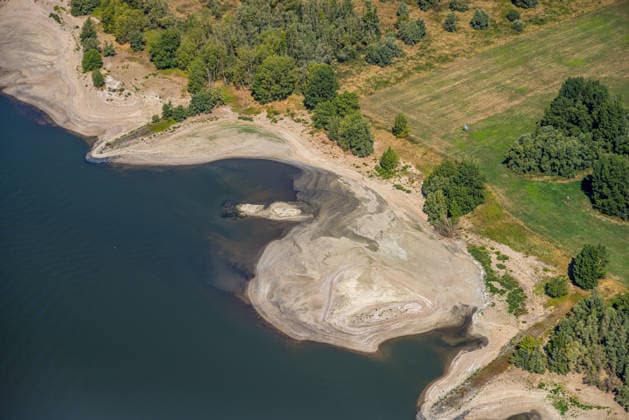 Luftbild, historisches Niedrigwasser am Rhein, Perrich, Wesel, Ruhrgebiet, Nordrhein-Westfalen, Deutschland !ACHTUNGxMINDESTHONORARx60xEURO! *** Aerial view, historic low water level on the Rhine, Perrich, Wesel, Ruhr region, North Rhine-Westphalia, Germany ATTENTION: MINIMUM FEE: 60 EUR