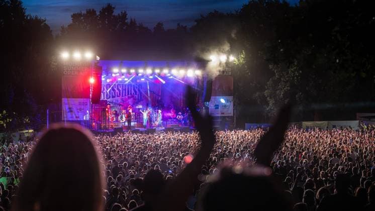Summer Open Air in Mülheim an der Ruhr ** NUR FÜR REDAKTIONELLE ZWECKE ** EDITORIAL USE ONLY **<p>Insgesamt 5000 Menschen verfolgen am Samstagabend, 08.08.2026, den Auftritt der Band Boss Hoss und der Vorgruppe Rebel Tell beim Mülheim Summer Open Air auf der Wiese am Schloß Broich in Mülheim an der Ruhr. Deutschland NRW Mülheim an der Ruhr Copyright: MartinxMöller *** Summer Open Air in Mülheim an der Ruhr ** FOR EDITORIAL PURPOSES ONLY ** EDITORIAL USE ONLY ** p A total of 5,000 people watched on Saturday evening, August 8, 2026, the performance by the band Boss Hoss and the opening act Rebel Tell at the Mülheim Summer Open Air on the lawn at Broich Castle in Mülheim an der Ruhr, Germany, North Rhine-Westphalia (NRW), Mülheim an der Copyright: MartinxMöller doc872s7tk4ohi6trbg136c ,EDITORIAL USE ONLY