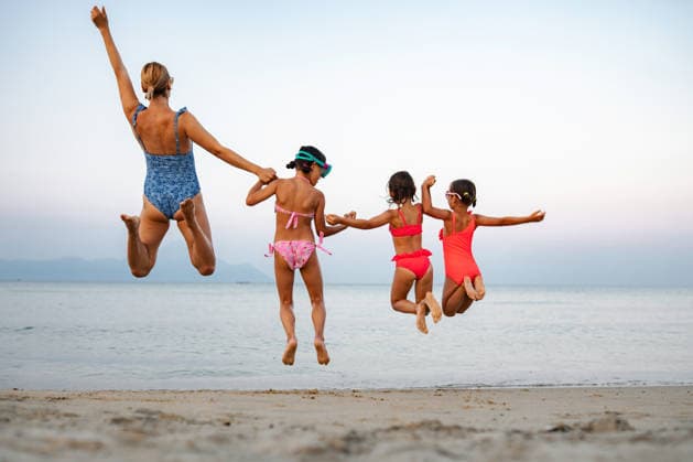 Mutter und Töchter genießen ihren Sommerurlaub am Strand in Griechenland Mutter und Töchter genießen ihren Sommerurlaub am Strand in Griechenland (License=RF) ,model released, Symbolfoto Copyright: xZoonar.com JelenaxCvetkovicx 25366481 ,model released, Symbolfoto ,property released