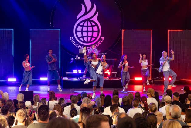 Culcha Candela live beim Monster Open Air im Amphitheater Hanau Culcha Candela live im Amphitheater Hanau, Auftritt von Culcha Candela beim Monster Open Air, Open-Air-Konzert am 8. August 2026 in Hanau, Konzertbeginn gegen 19:30 Uhr, Culcha Candela während des Live-Auftritts auf der Bühne, Musiker und Sänger während des Konzerts, Background-Tänzer und Background-Sänger während der Bühnenshow, Tanz- und Gesangseinlagen auf der Bühne, Live-Musik vor Publikum, Bühnenshow und Konzertatmosphäre im Amphitheater Hanau, Fans und Konzertbesucher während der Veranstaltung, gastronomisches Angebot mit Speisen und Getränken auf dem Veranstaltungsgelände, sommerliches Open-Air-Konzert in Hanau, Hessen, Deutschland. Hanau Main-Kinzig-Kreis