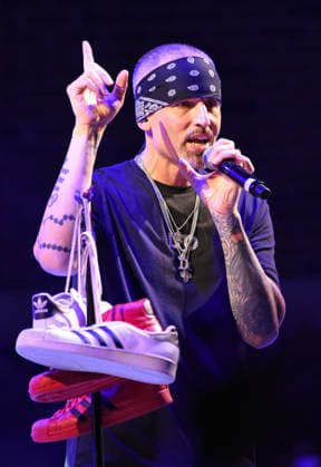 August 9, 2026, Woodstock, Georgia, USA: Brad Fischetti of LFO, with sneakers in honor of Rich Cronin and Devin Lima at Pop 2000 Tour at the Woodstock Summer Concert Series, Woodstock, Georgia. August 8, 2026 Woodstock USA  - ZUMAs380 20260809_zep_s380_008 Copyright: xDerekxStormx