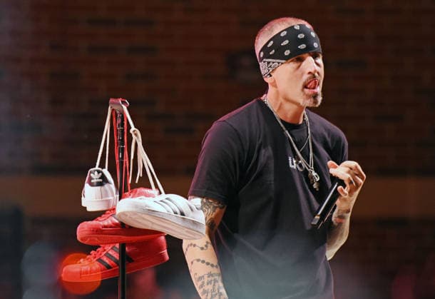 August 9, 2026, Woodstock, Georgia, USA: Brad Fischetti of LFO, with sneakers in honor of Rich Cronin and Devin Lima at Pop 2000 Tour at the Woodstock Summer Concert Series, Woodstock, Georgia. August 8, 2026 Woodstock USA  - ZUMAs380 20260809_zep_s380_017 Copyright: xDerekxStormx