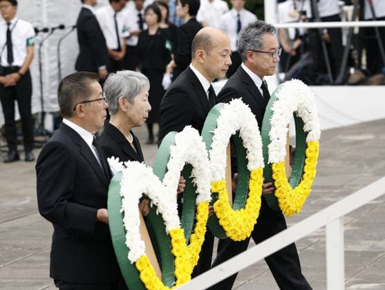 News Bilder des Tages 81st A-bomb anniversary in Nagasaki Nagasaki Mayor Shiro Suzuki (3rd from L) prepares to place a wreath during a memorial ceremony held at Peace Park in Nagasaki on Aug. 9, 2026, to mark the 81st anniversary of the U.S. atomic bombing of the southwestern Japan city in World War II.  A14AA0005625393P